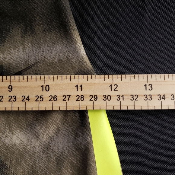 Nike One Luxe 7” Tie Dye Mid Rise Biker‎ Shorts NWT XS - Picture 7 of 9